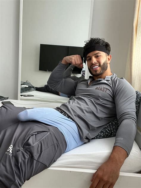 BulgesBigDicks (@BulgesBigDicks) .